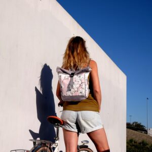 Kleiner Rucksack Damen Magnolia von Ikuri, getragen vor weißer Wand
