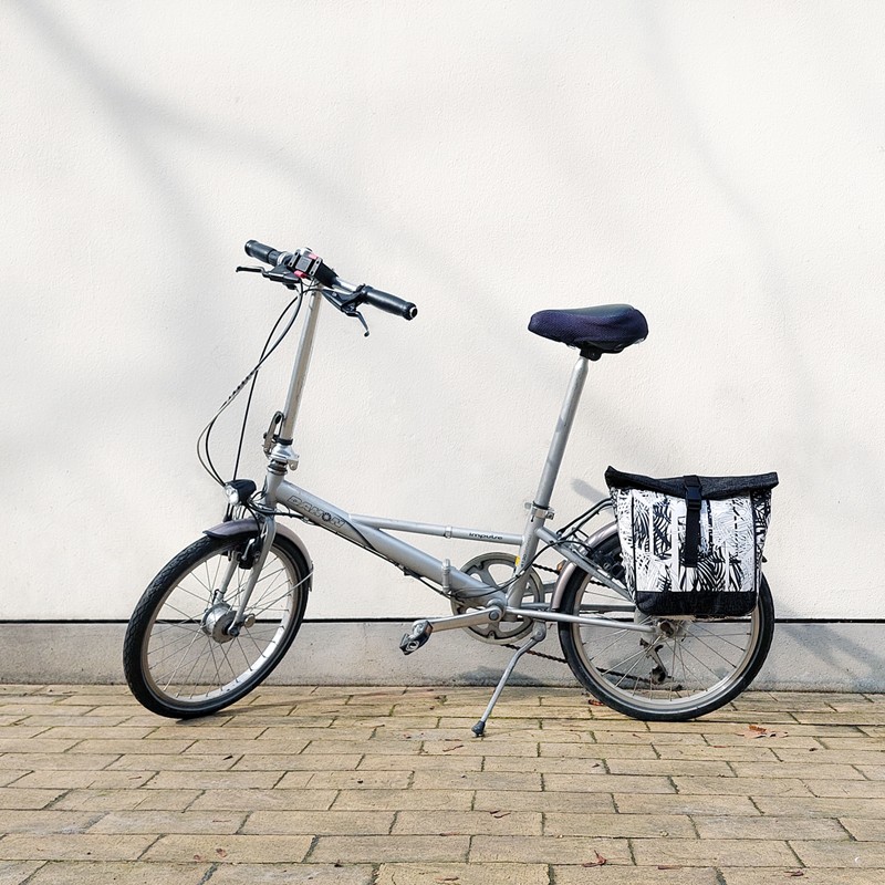 Klapprad mit kleiner Fahrradtasche Palmeras am Gepäckträger