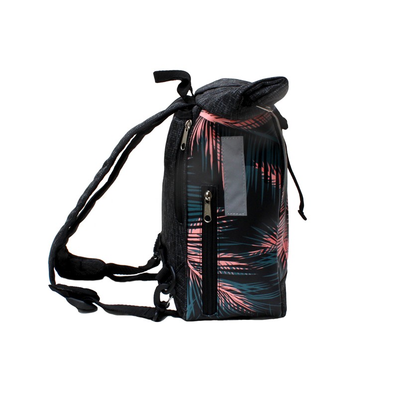 Kleiner Rucksack Retro Palma, Seitenansicht mit Schultergurten