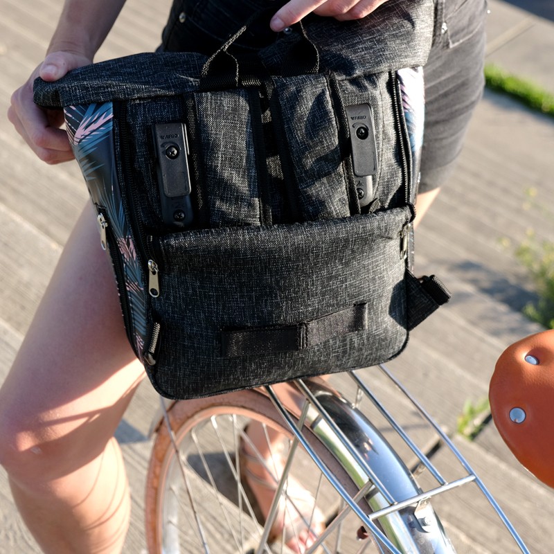 Kleine Fahrradtasche Retro Palma wird an den Gepäckträger gehängt