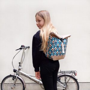 Kleiner Rucksack Damen Scandinavia von Ikuri, getragen am Klapprad