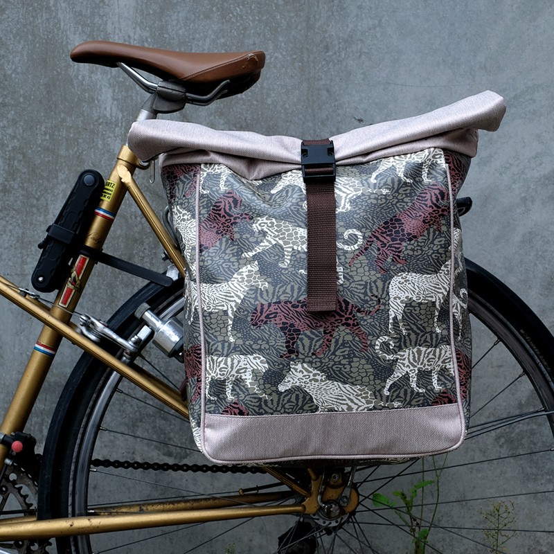 Fahrradrucksack Animals mit Leoparden-Print als Fahrradtasche am Rad