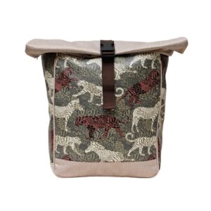 Bunter Rucksack Damen Animals von Ikuri, Vorderansicht: Leoparden-Print auf Dunkelgrün mit rosa Rolltop