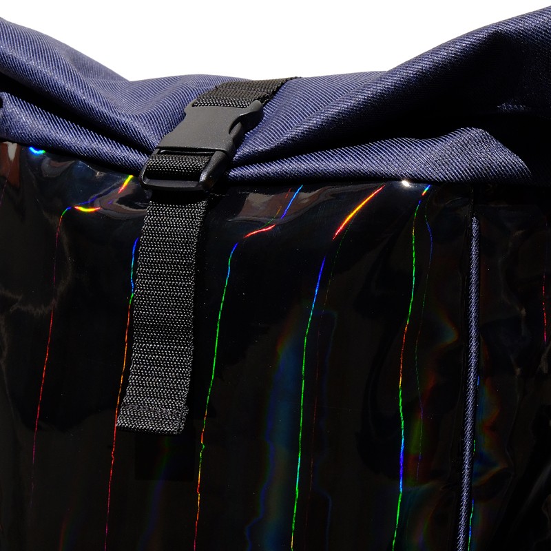 Nahaufnahme Rolltop-Verschluss und schimmerndes Material des Rucksacks Arcoiris