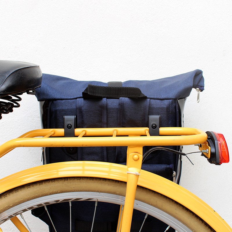 Kombi Fahrradtasche Rucksack Arcoiris am Gepäckträger eines gelben Fahrrads