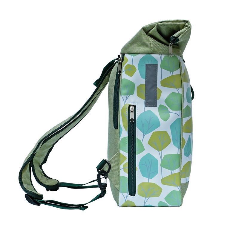 Seitenansicht des Fahrradrucksacks Bosque mit Rucksackgurten und Reflektor
