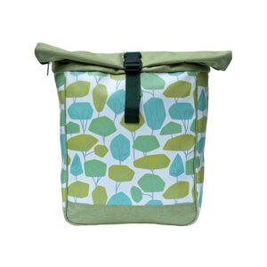 Fahrradrucksack Damen Bosque von Ikuri, Vorderansicht: Rolltop mit Baum-Motiv in Grüntönen