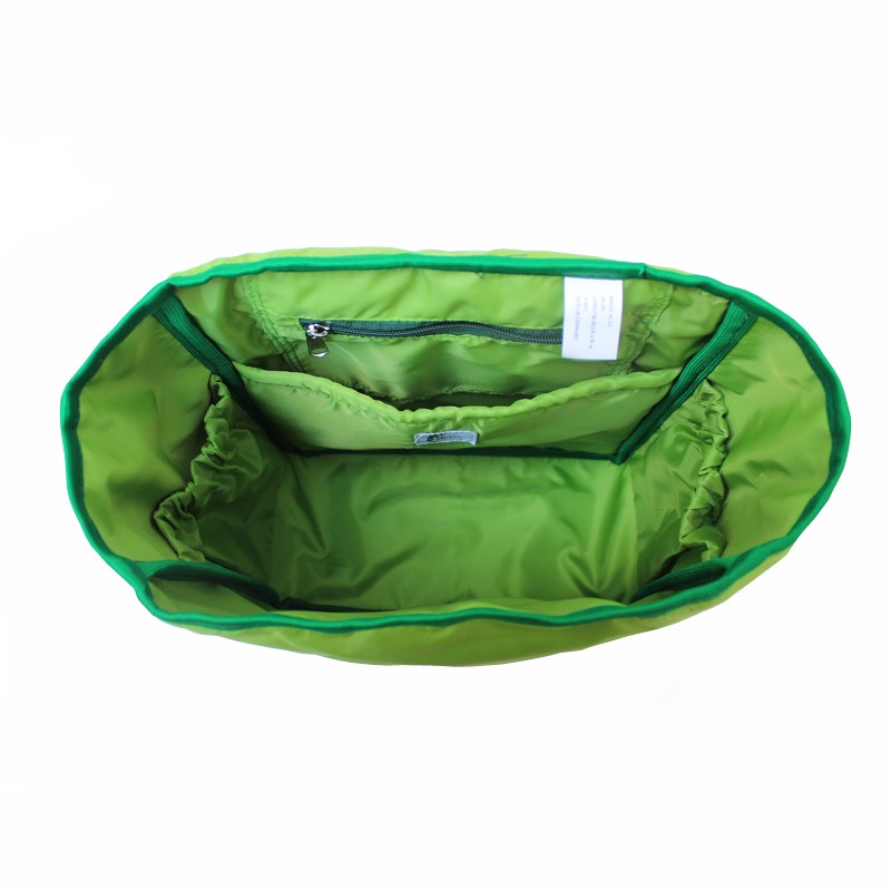 Innenansicht des Ikuri Rucksacks Cactus von oben, grünes Futter mit Laptopfach