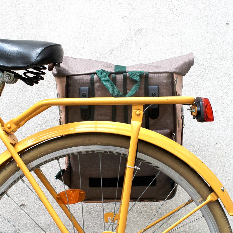 Kombi Fahrradtasche Rucksack Cactus am Gepäckträger eines gelben Fahrrads