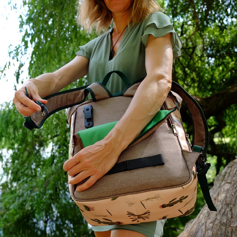 Frau öffnet die Kombi Fahrradtasche Cactus mit grünem Innenfutter