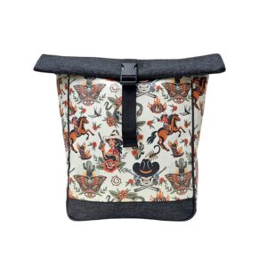 Bunter Rucksack Damen Cowgirl von Ikuri, Vorderansicht: Rolltop mit Western-Print auf Weiß