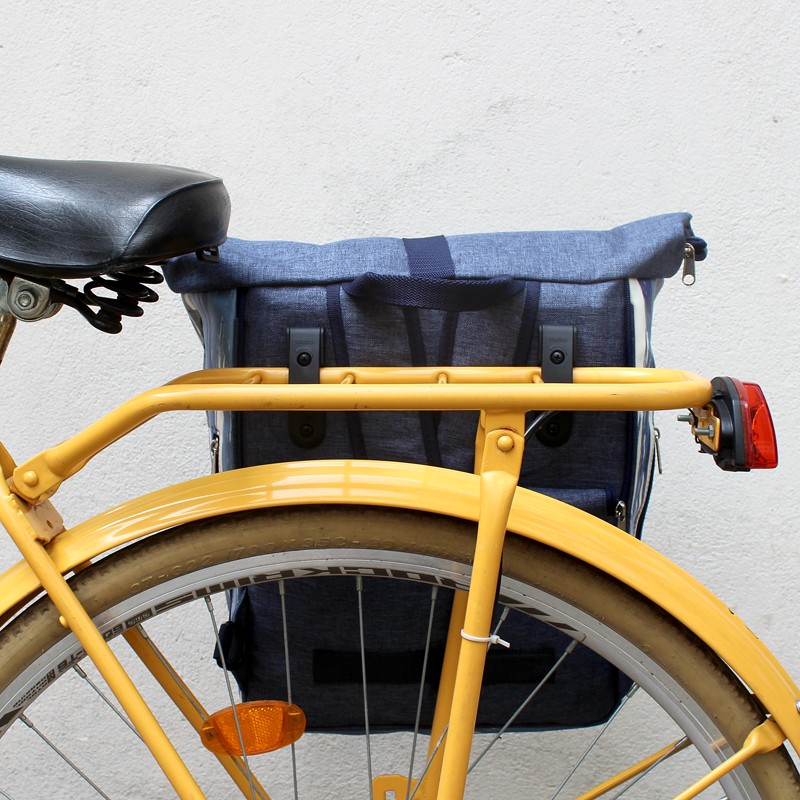 Kombi Fahrradtasche Rucksack Indigo am Gepäckträger eines gelben Fahrrads