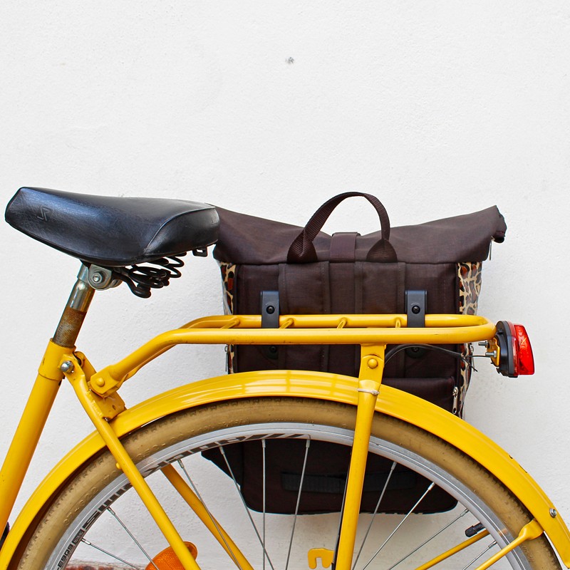 Kombi Fahrradtasche Rucksack Leopard am Gepäckträger eines gelben Fahrrads