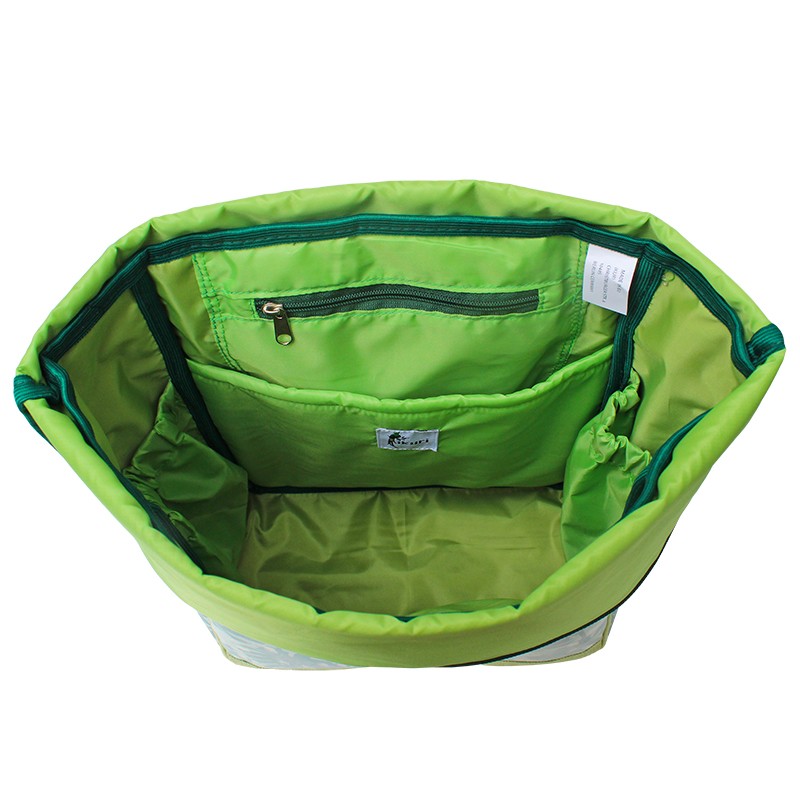 Innenansicht des Ikuri Rucksacks Monstera von oben, grünes Futter mit Laptopfach
