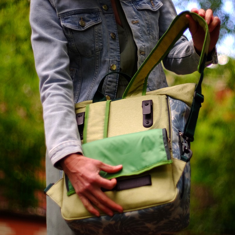 Frau öffnet die Kombi Fahrradtasche Monstera, Blick auf die Rückseite