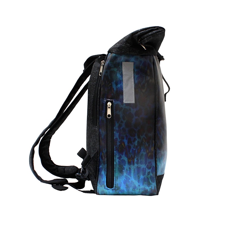 Seitenansicht des Fahrradrucksacks Pantera mit Rucksackgurten, Reißverschlusstasche und Reflektor