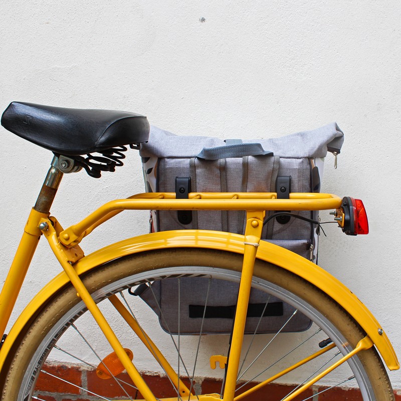 Kombi Fahrradtasche Rucksack Peras am Gepäckträger eines gelben Fahrrads