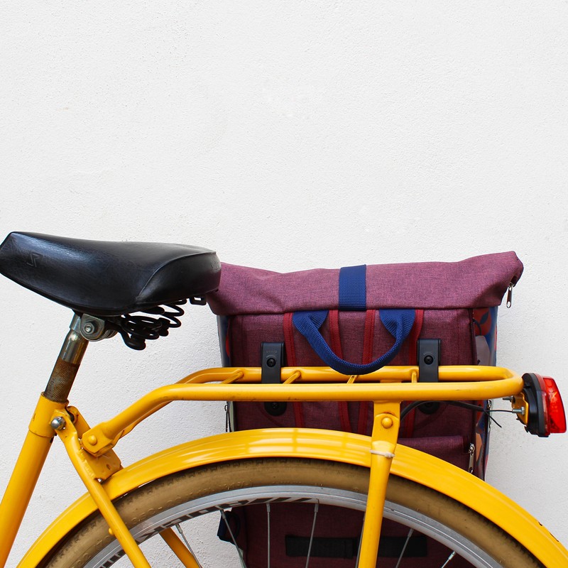 Kombi Fahrradtasche Rucksack Peras blau am Gepäckträger eines gelben Fahrrads