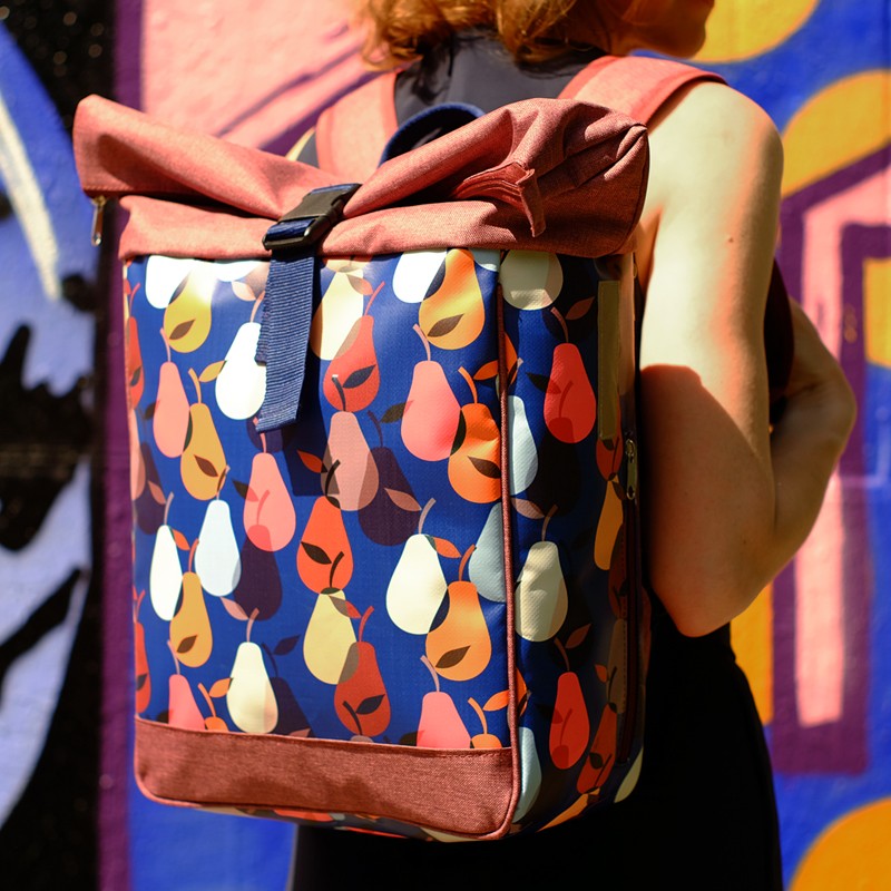 Frau trägt den bunten Laptoprucksack Damen Peras vor einer Graffiti-Wand