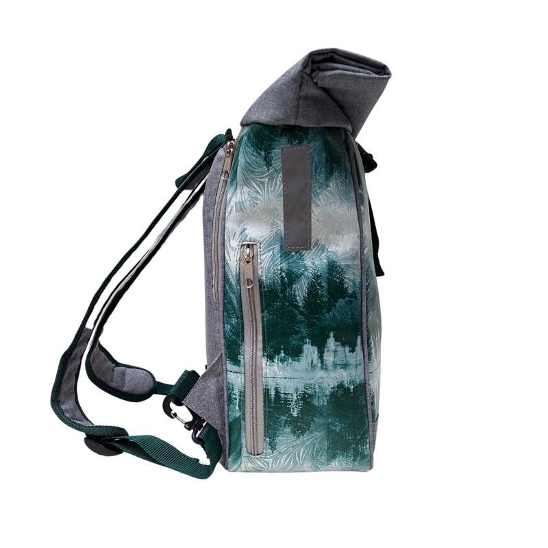 Seitenansicht des Fahrradrucksacks Pinos mit Rucksackgurten und Reflektor