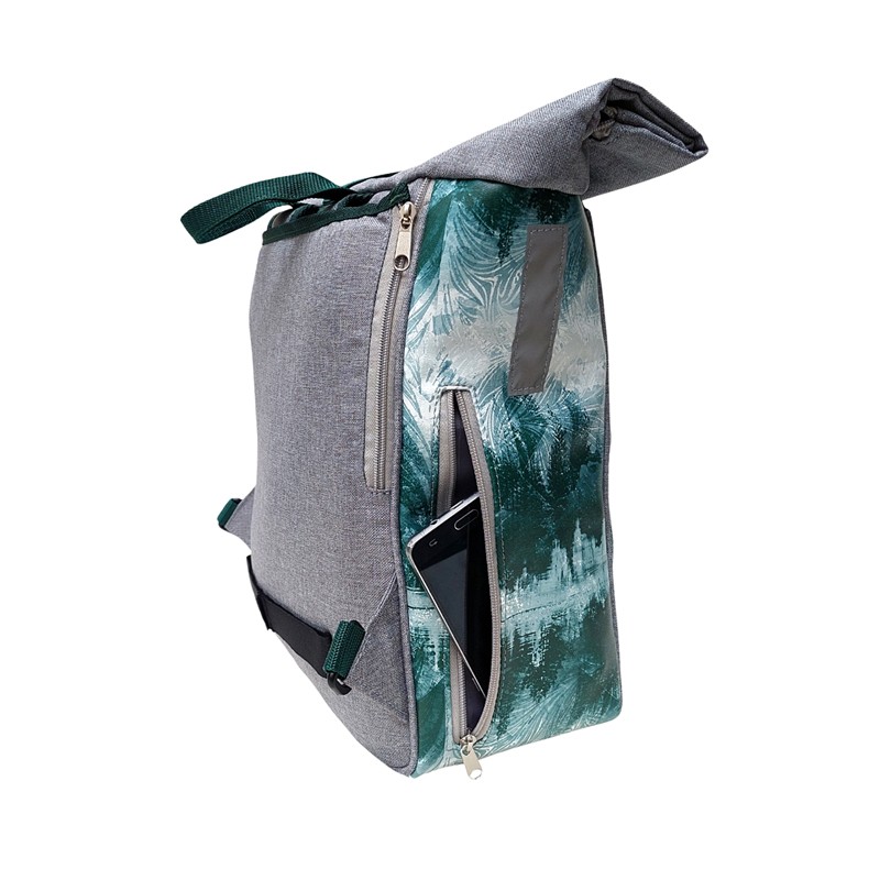 Seitenansicht des Rucksacks Pinos mit Reißverschlusstasche