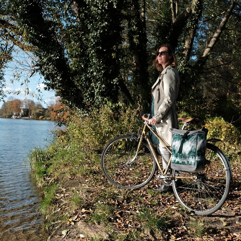 Fahrradrucksack Pinos als Fahrradtasche am Stadtrad am Flussufer