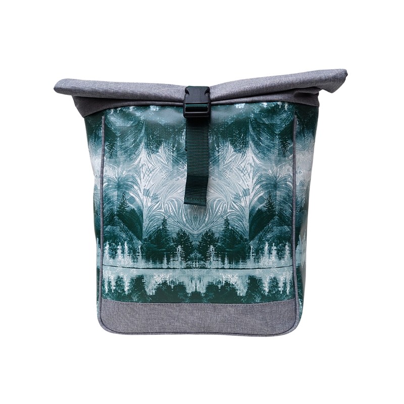 Fahrradrucksack Damen Pinos von Ikuri, Vorderansicht: Rolltop mit grün-grauem Wald-Motiv