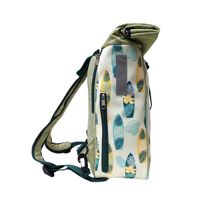 Seitenansicht des Fahrradrucksacks Surf mit Rucksackgurten und Reflektor