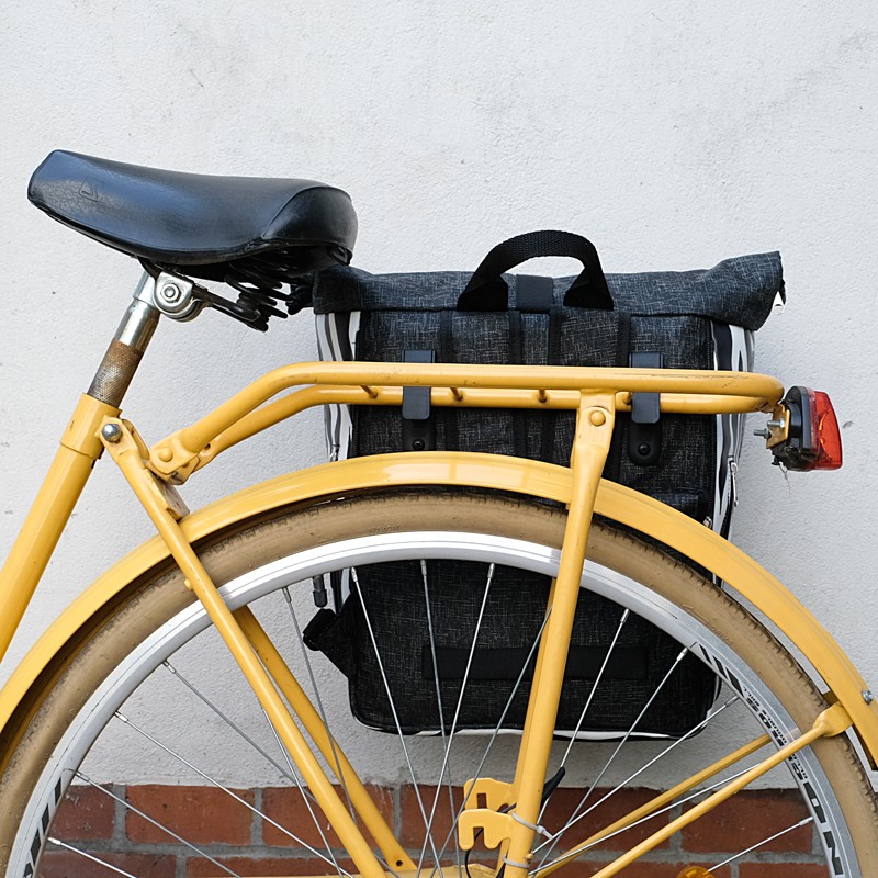 Fahrradtasche Zebra am gelben Fahrrad, Ansicht von hinten