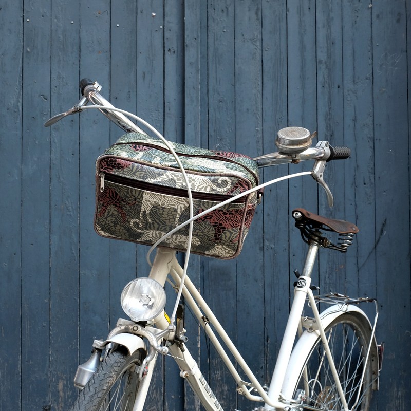 Lenkertasche Animals am Fahrradlenker vor blauer Wand
