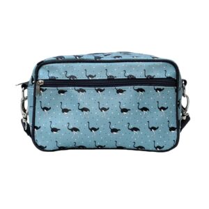 Lenkertasche Avestruz von Ikuri mit Strauß-Print auf Hellblau, Vorderansicht