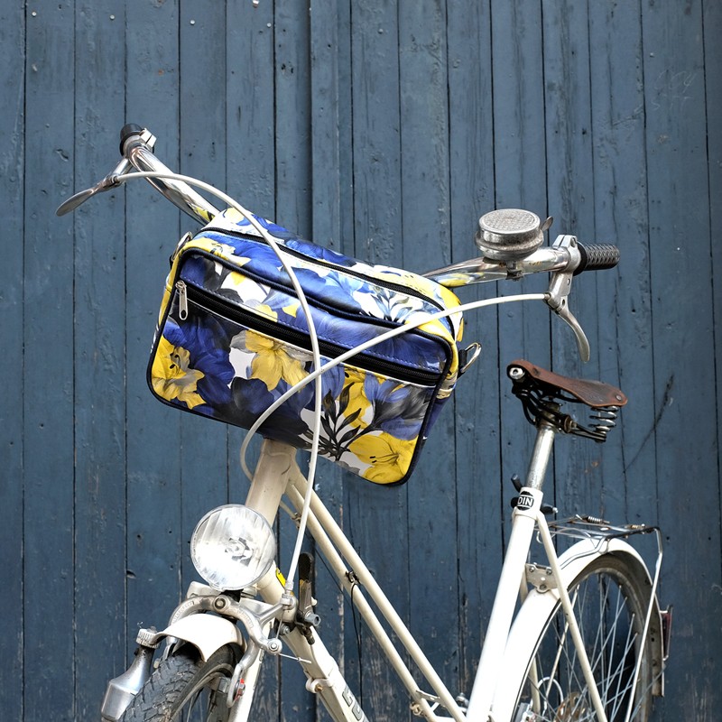 Lenkertasche Azucena am Fahrradlenker vor blauer Wand