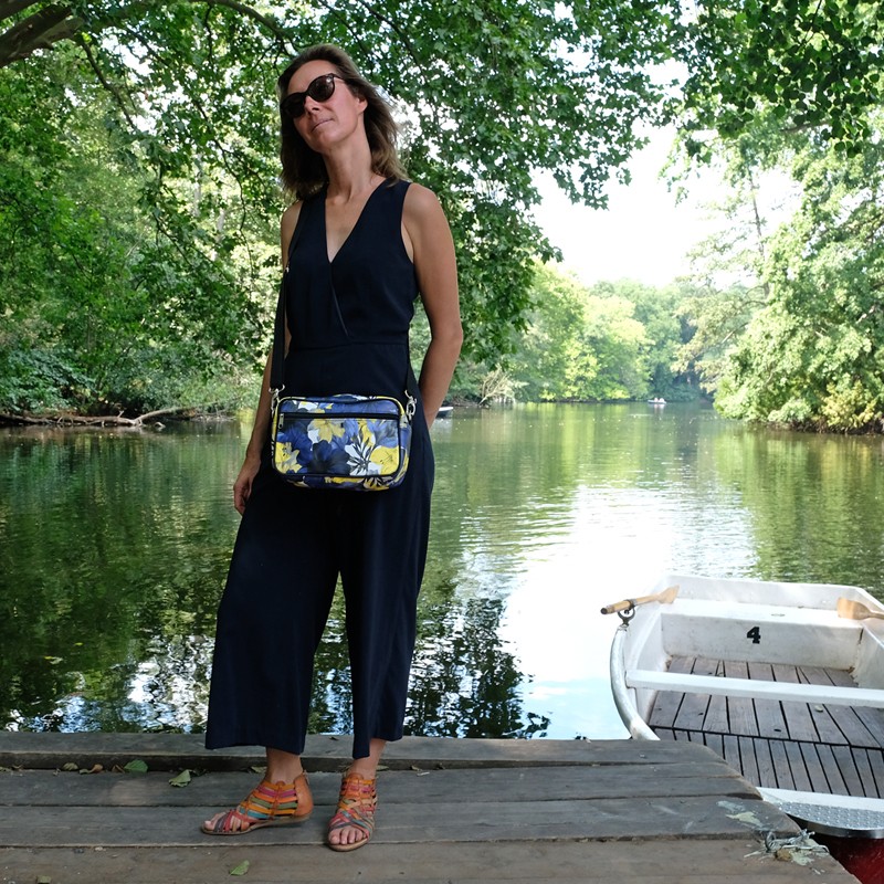 Frau trägt die Lenkerhandtasche Azucena auf einem Steg