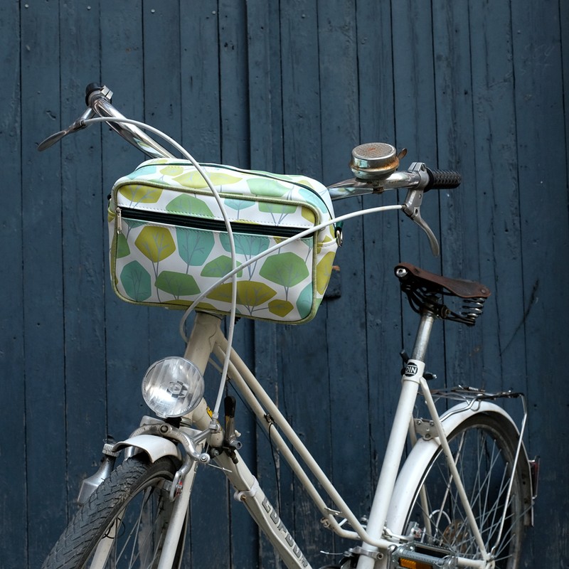 Lenkertasche Bosque am Fahrradlenker vor blauer Wand