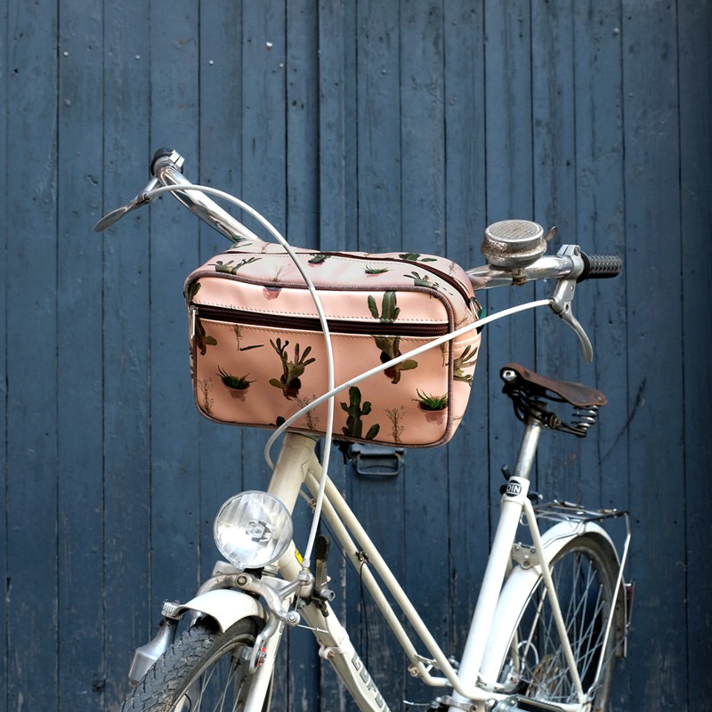 Lenkertasche Cactus am Fahrradlenker vor blauer Wand