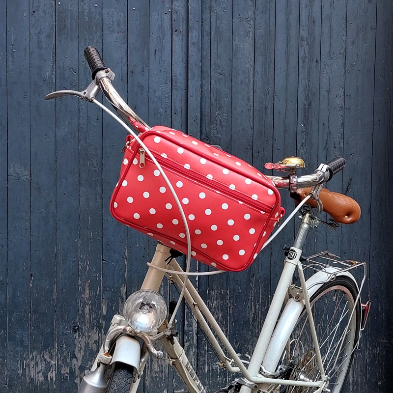 Lenkertasche Lunares rot am Fahrradlenker vor blauer Wand