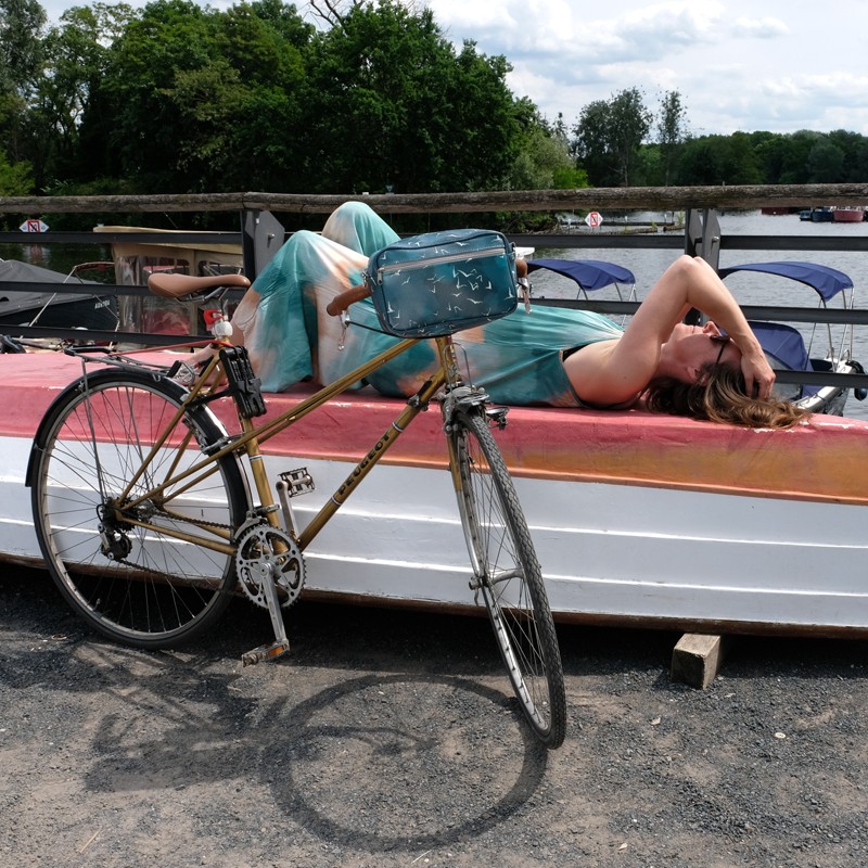 Fahrrad mit Lenkertasche Marina am Bootssteg