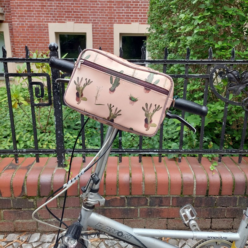 Lenkertasche Cactus am Fahrradlenker vor einem Zaun