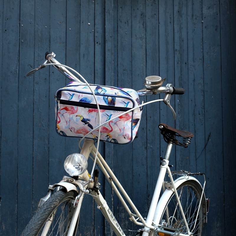 Lenkertasche Pajaros am Fahrradlenker vor blauer Wand