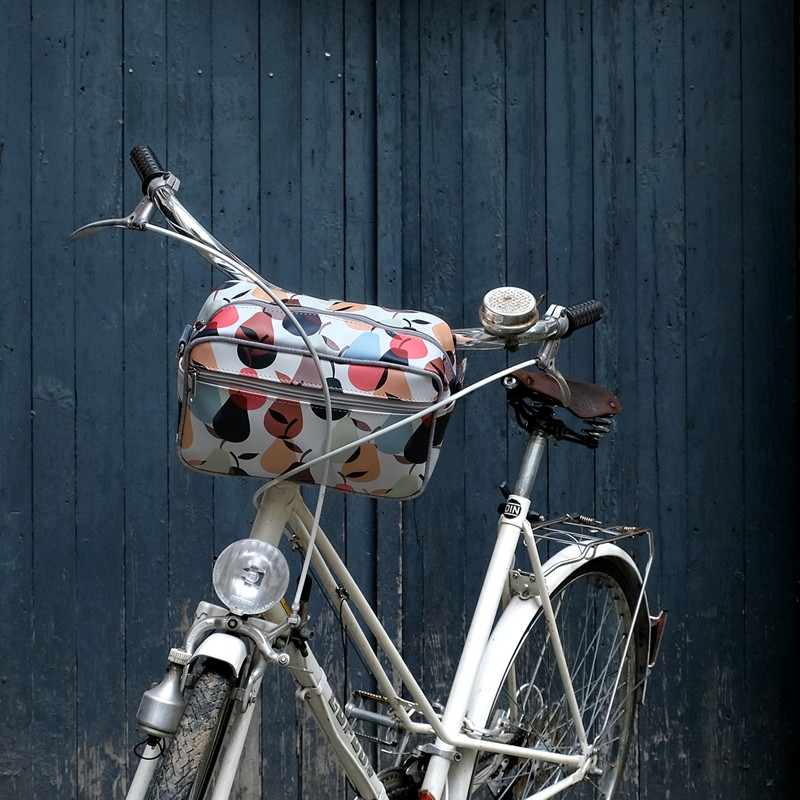Lenkertasche Peras am Fahrradlenker vor blauer Wand
