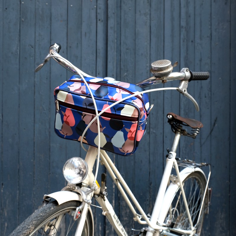 Lenkertasche Peras blau am Fahrradlenker vor blauer Wand