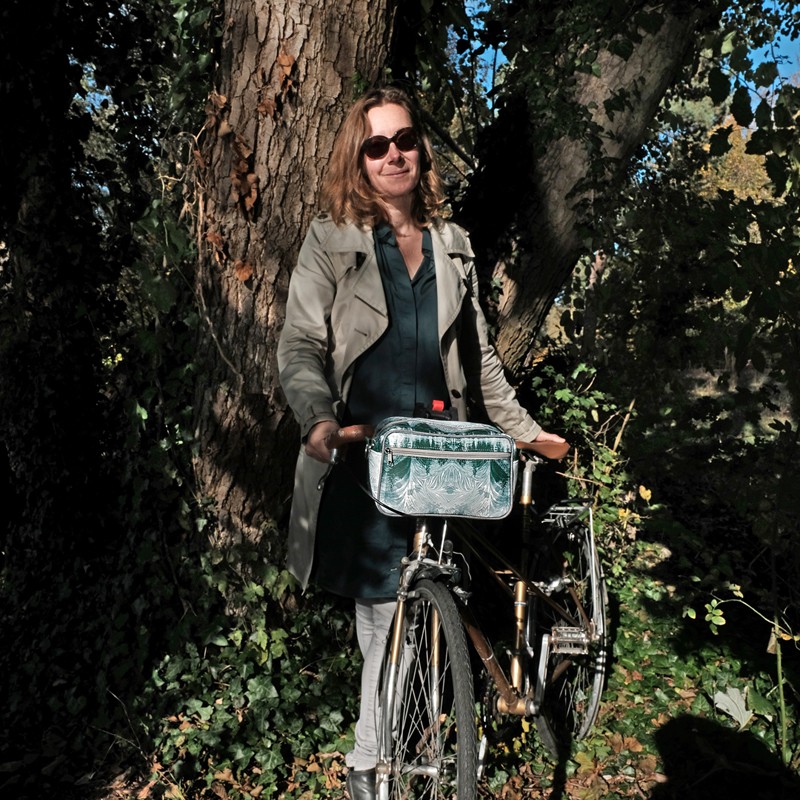 Frau mit Fahrrad und Lenkertasche Pinos im Wald