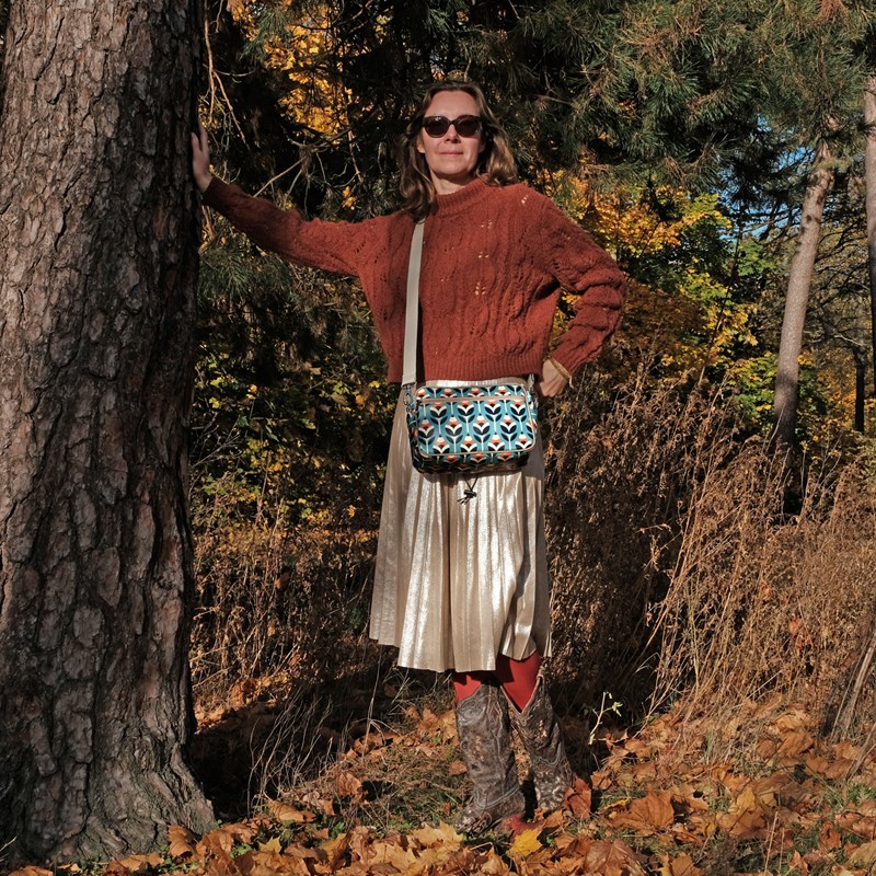 Frau trägt die Lenkerhandtasche Scandinavia im Wald