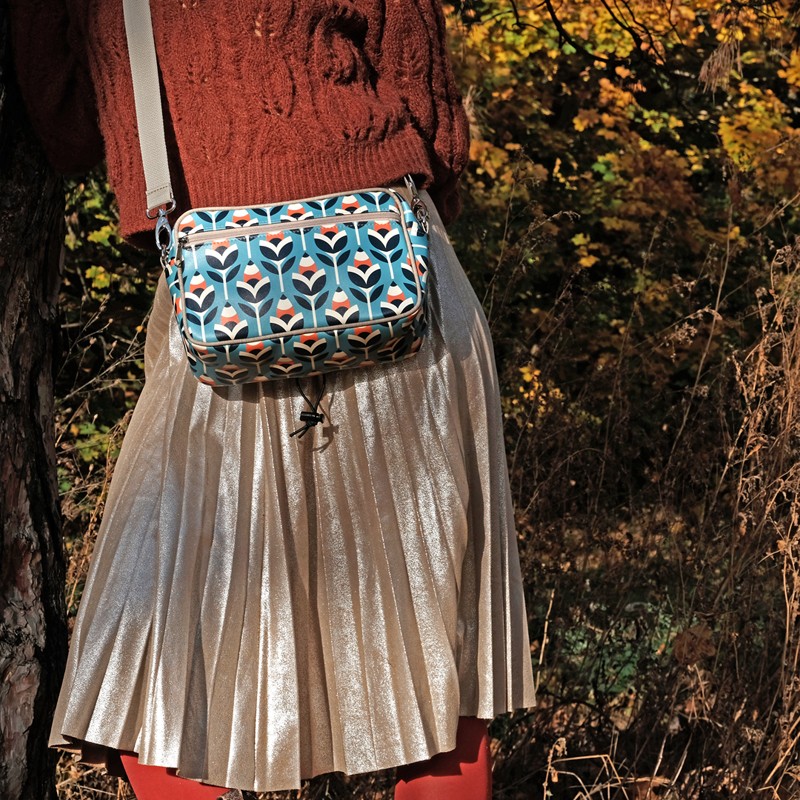 Handtasche Scandinavia mit Schultergurt getragen, Nahaufnahme