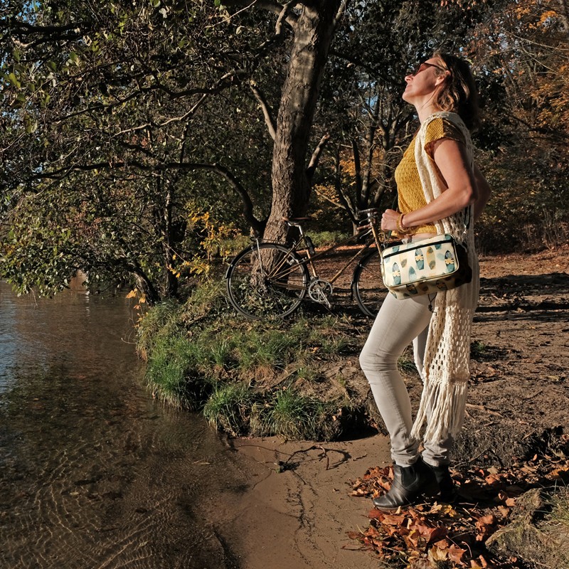 Frau trägt die Lenkerhandtasche Surf im Herbstwald