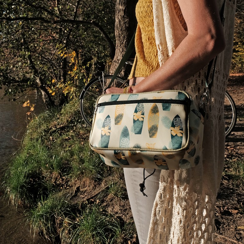 Handtasche Surf mit Schultergurt getragen, Nahaufnahme