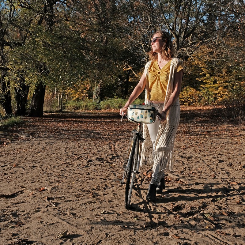 Frau mit Fahrrad und Lenkertasche Surf am Waldweg