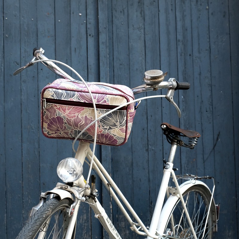 Lenkertasche Veranillo am Fahrradlenker vor blauer Wand