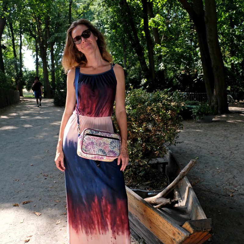 Frau trägt die Lenkerhandtasche Veranillo im Park