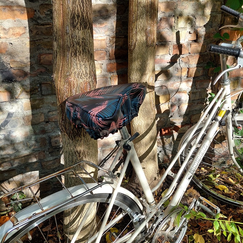 Damenrad mit Sattelbezug Retro Palma zwischen Bäumen